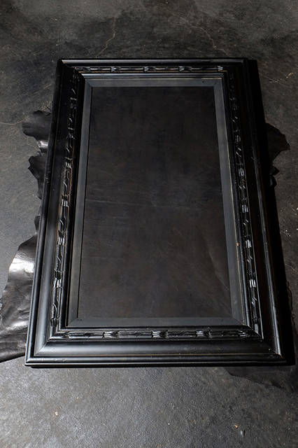 レザーを絵に見立てた絵画。額はアンティーク品であり、革、額ともにディテールはすべて異なる。9万円（税別）。