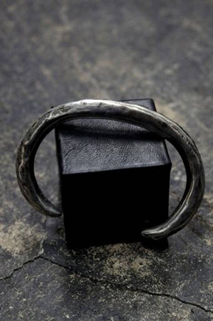 真鍮のかたまりを豚の生革で包み込んだブレスレット。3万3000円（税別）。