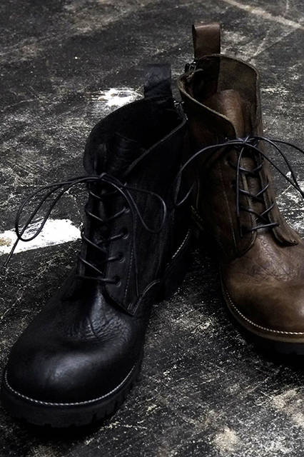 後側にジップが付き、着脱が容易なブーツ。ブラックもしくはブラウンの2色展開。6万8000円（税別）。