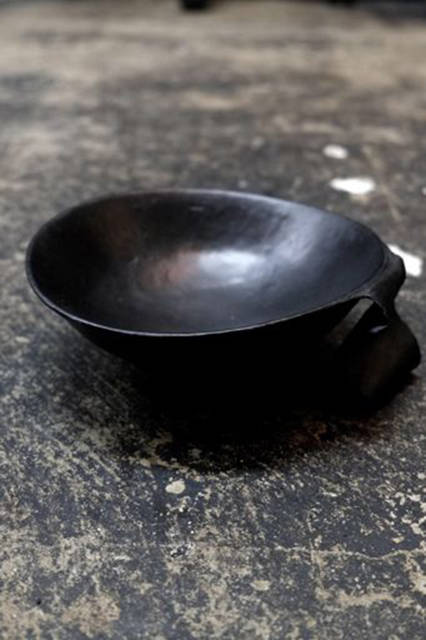 陶芸家KAORU MOCHIZUKI a.k.a ILL CERAMICSとのコラボレーションアイテム。素材はラム革。3万円（税別）。