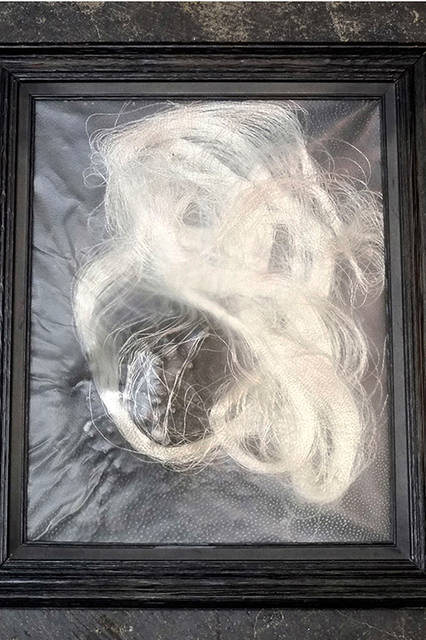 レザーを絵に見立てた絵画。20万円（税別）。