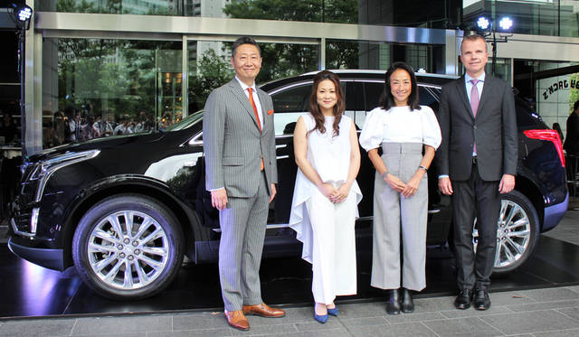 左からゼネラルモーターズ・ジャパン代表取締役社長の若松格さん、パワーウーマンプロジェクトに参加する高安晶子さんと亘つぐみさん、そしてグローバルキャデラックCMOのウーヴェ・エリングハウスさん