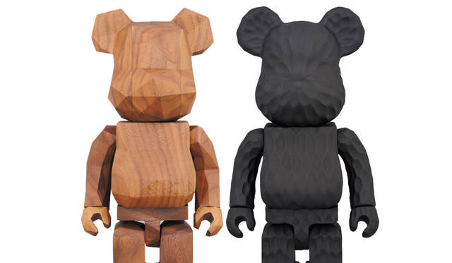 左／BE@RBRICK カリモク fragment design 400％。右／BE@RBRICK カリモク fragment design 400％ carved wooden。