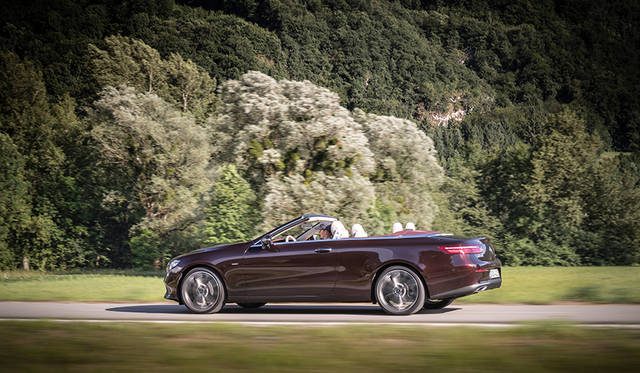 E400 4MATICの2996ccV6の最高出力は245kW（333ps）、最大トルクは480Nm