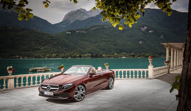 フロントフェンダー、ボンネット、トランクリッドはアルミニウム製