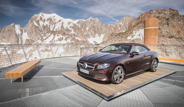 モンテビアンコの3000メートルを超える頂にディスプレイされていた