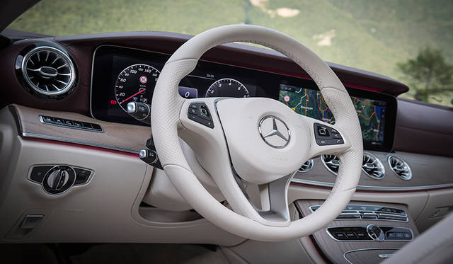 ステアリングホイールにインフォテイメントシステムなどにコマンドを与えられるタッチボタンなどが備わる