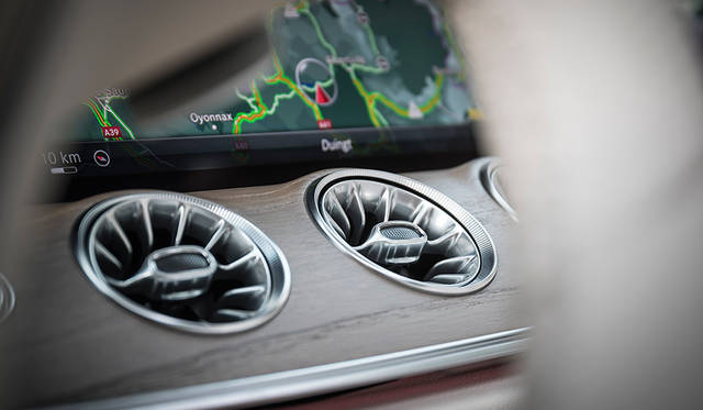 エアアウトレットの造型はタービンエンジンから着想を得たという