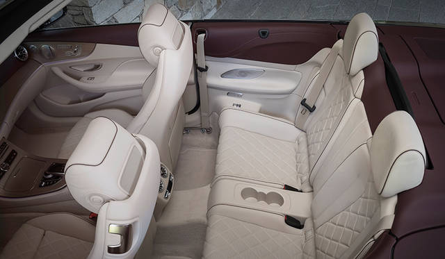 ホイールベースが113ミリ延長され後席空間のレッグルームが従来より100ミリ長くなっている