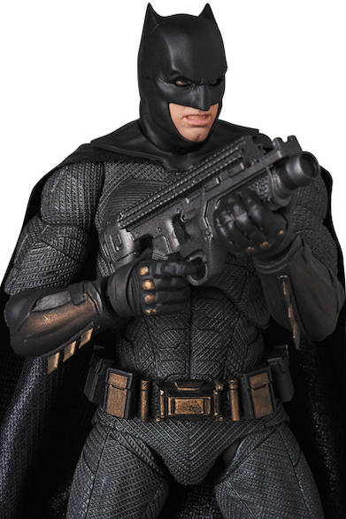 <strong>MAFEX BATMAN</strong>全高約160mm。別表情の頭部パーツ、各種手首パーツ、グラップネルガン、バットラング、可動式フィギュアスタンド付き。原型製作／PERFECT-STUDIO。6800円（税別）。2018年1月発売予定。 ※監修中のサンプルを撮影しているため、発売商品とは一部異なる場合があります。 JUSTICE LEAGUE and related characters and elements © & ™ DC Comics. Warner Bros. Entertainment Inc. (s17)