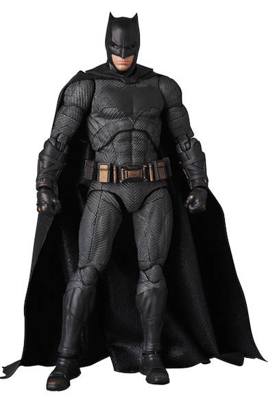 <strong>MAFEX BATMAN</strong>全高約160mm。別表情の頭部パーツ、各種手首パーツ、グラップネルガン、バットラング、可動式フィギュアスタンド付き。原型製作／PERFECT-STUDIO。6800円（税別）。2018年1月発売予定。 ※監修中のサンプルを撮影しているため、発売商品とは一部異なる場合があります。 JUSTICE LEAGUE and related characters and elements © & ™ DC Comics. Warner Bros. Entertainment Inc. (s17)