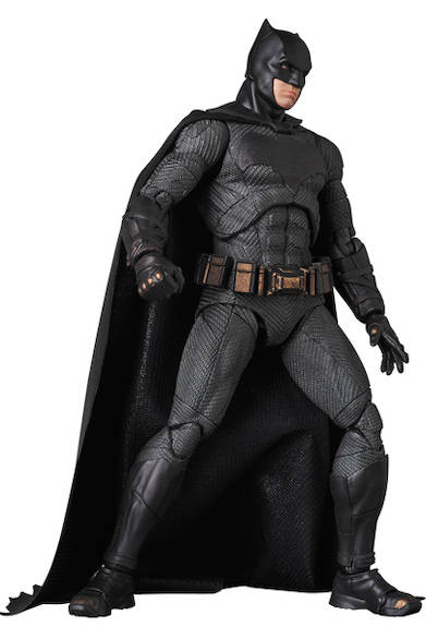<strong>MAFEX BATMAN</strong>全高約160mm。別表情の頭部パーツ、各種手首パーツ、グラップネルガン、バットラング、可動式フィギュアスタンド付き。原型製作／PERFECT-STUDIO。6800円（税別）。2018年1月発売予定。 ※監修中のサンプルを撮影しているため、発売商品とは一部異なる場合があります。 JUSTICE LEAGUE and related characters and elements © & ™ DC Comics. Warner Bros. Entertainment Inc. (s17)
