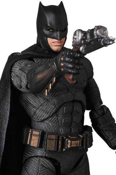 <strong>MAFEX BATMAN</strong>全高約160mm。別表情の頭部パーツ、各種手首パーツ、グラップネルガン、バットラング、可動式フィギュアスタンド付き。原型製作／PERFECT-STUDIO。6800円（税別）。2018年1月発売予定。 ※監修中のサンプルを撮影しているため、発売商品とは一部異なる場合があります。 JUSTICE LEAGUE and related characters and elements © & ™ DC Comics. Warner Bros. Entertainment Inc. (s17)