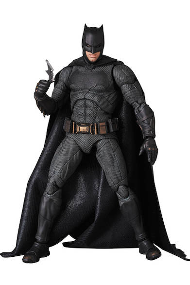 <strong>MAFEX BATMAN</strong>全高約160mm。別表情の頭部パーツ、各種手首パーツ、グラップネルガン、バットラング、可動式フィギュアスタンド付き。原型製作／PERFECT-STUDIO。6800円（税別）。2018年1月発売予定。 ※監修中のサンプルを撮影しているため、発売商品とは一部異なる場合があります。 JUSTICE LEAGUE and related characters and elements © & ™ DC Comics. Warner Bros. Entertainment Inc. (s17)