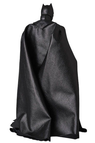 <strong>MAFEX BATMAN</strong>全高約160mm。別表情の頭部パーツ、各種手首パーツ、グラップネルガン、バットラング、可動式フィギュアスタンド付き。原型製作／PERFECT-STUDIO。6800円（税別）。2018年1月発売予定。 ※監修中のサンプルを撮影しているため、発売商品とは一部異なる場合があります。 JUSTICE LEAGUE and related characters and elements © & ™ DC Comics. Warner Bros. Entertainment Inc. (s17)