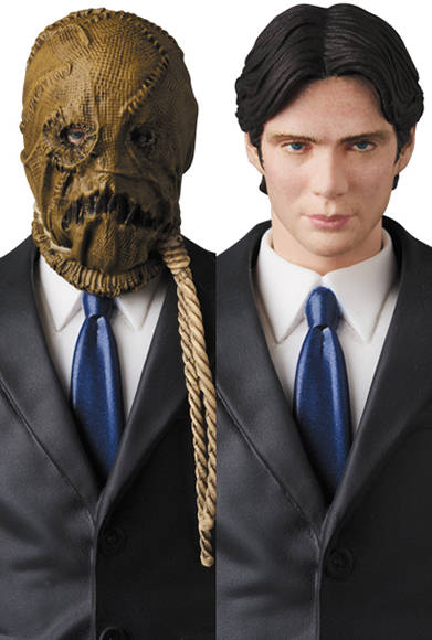MAFEX◎SCARECROW 「バットマン ビギンズ」より、「スケアクロウ」が登場。素顔の頭部パーツ、各種手首パーツ、着脱後のマスク、ライター、別売のMAFEXバットマンをDEMON BATMANに組み換えられるボーナスパーツ、可動式フィギュアスタンドが付属。全高約160mm。頭部原型製作/島崎恭一。パーツ原型製作/PERFECT-STUDIO。6800円(税別)。2018年5月発売予定。<br />※監修中のサンプルを撮影しているため、発売商品とは一部異なる場合があります。<br />BATMAN BEGINS and all related characters and elements © & ™ DC Comics and Warner Bros. Entertainment Inc. (s17)