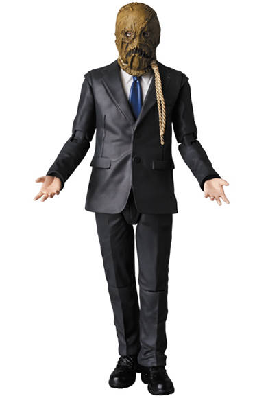 MAFEX◎SCARECROW 「バットマン ビギンズ」より、「スケアクロウ」が登場。素顔の頭部パーツ、各種手首パーツ、着脱後のマスク、ライター、別売のMAFEXバットマンをDEMON BATMANに組み換えられるボーナスパーツ、可動式フィギュアスタンドが付属。全高約160mm。頭部原型製作/島崎恭一。パーツ原型製作/PERFECT-STUDIO。6800円(税別)。2018年5月発売予定。<br />※監修中のサンプルを撮影しているため、発売商品とは一部異なる場合があります。<br />BATMAN BEGINS and all related characters and elements © & ™ DC Comics and Warner Bros. Entertainment Inc. (s17)
