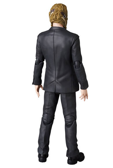 MAFEX◎SCARECROW 「バットマン ビギンズ」より、「スケアクロウ」が登場。素顔の頭部パーツ、各種手首パーツ、着脱後のマスク、ライター、別売のMAFEXバットマンをDEMON BATMANに組み換えられるボーナスパーツ、可動式フィギュアスタンドが付属。全高約160mm。頭部原型製作/島崎恭一。パーツ原型製作/PERFECT-STUDIO。6800円(税別)。2018年5月発売予定。<br />※監修中のサンプルを撮影しているため、発売商品とは一部異なる場合があります。<br />BATMAN BEGINS and all related characters and elements © & ™ DC Comics and Warner Bros. Entertainment Inc. (s17)