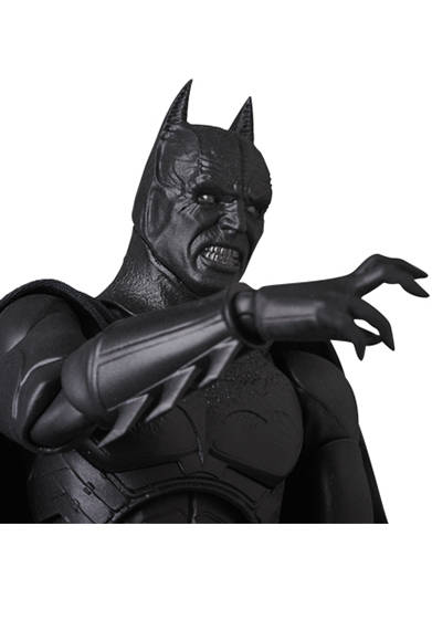 01_MAFEX-SCARECROW_0282 「バットマン ビギンズ」より、「スケアクロウ」が登場。素顔の頭部パーツ、各種手首パーツ、着脱後のマスク、ライター、別売のMAFEXバットマンをDEMON BATMANに組み換えられるボーナスパーツ、可動式フィギュアスタンドが付属。全高約160mm。頭部原型製作/島崎恭一。パーツ原型製作/PERFECT-STUDIO。6800円(税別)。2018年5月発売予定。<br />※監修中のサンプルを撮影しているため、発売商品とは一部異なる場合があります。<br />BATMAN BEGINS and all related characters and elements © & ™ DC Comics and Warner Bros. Entertainment Inc. (s17)