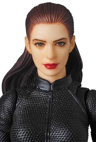 MAFEX SELINA KYLE Ver.2.0 「ダークナイト ライジング」より、セリーナ・カイル=“キャットウーマン”のアップグレード版が登場。全高約160mm。各種手首パーツ、暗視ゴーグル、ピストル、バットラング、バットマンのマスク、可動式フィギュアスタンド付き。頭部原型製作/島崎恭一。パーツ原型製作/PERFECT-STUDIO。6800円(税別)。2017年12月発売予定。<br />※監修中のサンプルを撮影しているため、発売商品とは一部異なる場合があります。<br />THE DARK KNIGHT RISES and all related characters and elements © & ™ DC Comics and Warner Bros. Entertainment Inc.(s17)