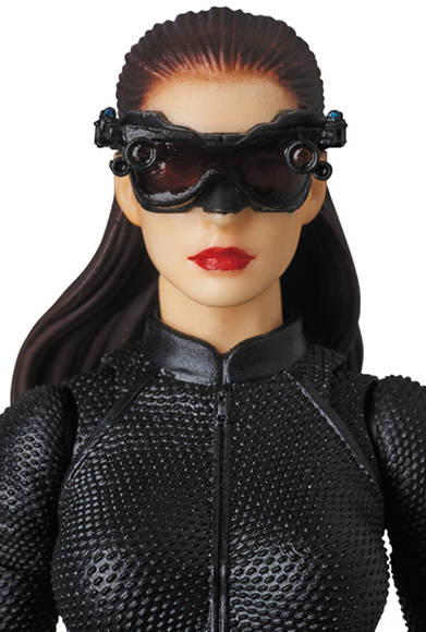 MAFEX SELINA KYLE Ver.2.0 「ダークナイト ライジング」より、セリーナ・カイル=“キャットウーマン”のアップグレード版が登場。全高約160mm。各種手首パーツ、暗視ゴーグル、ピストル、バットラング、バットマンのマスク、可動式フィギュアスタンド付き。頭部原型製作/島崎恭一。パーツ原型製作/PERFECT-STUDIO。6800円(税別)。2017年12月発売予定。<br />※監修中のサンプルを撮影しているため、発売商品とは一部異なる場合があります。<br />THE DARK KNIGHT RISES and all related characters and elements © & ™ DC Comics and Warner Bros. Entertainment Inc.(s17)