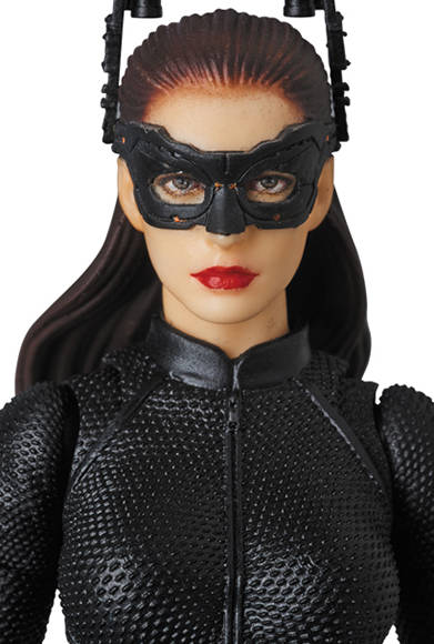 MAFEX SELINA KYLE Ver.2.0 「ダークナイト ライジング」より、セリーナ・カイル=“キャットウーマン”のアップグレード版が登場。全高約160mm。各種手首パーツ、暗視ゴーグル、ピストル、バットラング、バットマンのマスク、可動式フィギュアスタンド付き。頭部原型製作/島崎恭一。パーツ原型製作/PERFECT-STUDIO。6800円(税別)。2017年12月発売予定。<br />※監修中のサンプルを撮影しているため、発売商品とは一部異なる場合があります。<br />THE DARK KNIGHT RISES and all related characters and elements © & ™ DC Comics and Warner Bros. Entertainment Inc.(s17)