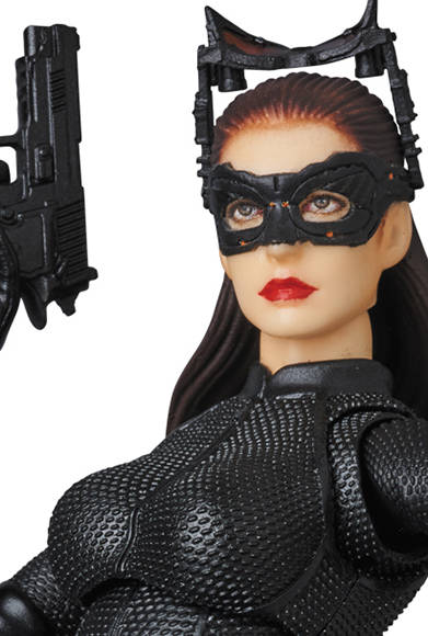 MAFEX SELINA KYLE Ver.2.0 「ダークナイト ライジング」より、セリーナ・カイル=“キャットウーマン”のアップグレード版が登場。全高約160mm。各種手首パーツ、暗視ゴーグル、ピストル、バットラング、バットマンのマスク、可動式フィギュアスタンド付き。頭部原型製作/島崎恭一。パーツ原型製作/PERFECT-STUDIO。6800円(税別)。2017年12月発売予定。<br />※監修中のサンプルを撮影しているため、発売商品とは一部異なる場合があります。<br />THE DARK KNIGHT RISES and all related characters and elements © & ™ DC Comics and Warner Bros. Entertainment Inc.(s17)