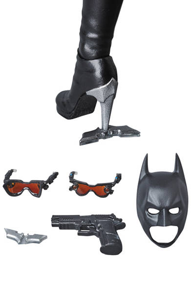 02_MAFEX-SELINA-KYLE-2.0_0191 「ダークナイト ライジング」より、セリーナ・カイル=“キャットウーマン”のアップグレード版が登場。全高約160mm。各種手首パーツ、暗視ゴーグル、ピストル、バットラング、バットマンのマスク、可動式フィギュアスタンド付き。頭部原型製作/島崎恭一。パーツ原型製作/PERFECT-STUDIO。6800円(税別)。2017年12月発売予定。<br />※監修中のサンプルを撮影しているため、発売商品とは一部異なる場合があります。<br />THE DARK KNIGHT RISES and all related characters and elements © & ™ DC Comics and Warner Bros. Entertainment Inc.(s17)