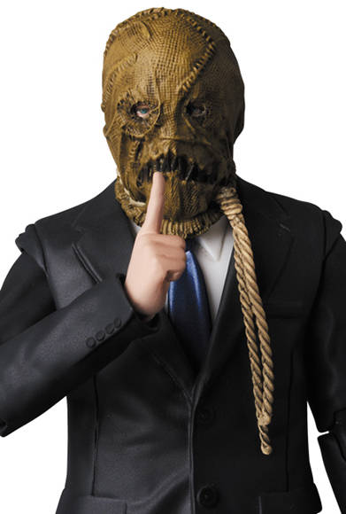 MAFEX◎SCARECROW 「バットマン ビギンズ」より、「スケアクロウ」が登場。素顔の頭部パーツ、各種手首パーツ、着脱後のマスク、ライター、別売のMAFEXバットマンをDEMON BATMANに組み換えられるボーナスパーツ、可動式フィギュアスタンドが付属。全高約160mm。頭部原型製作/島崎恭一。パーツ原型製作/PERFECT-STUDIO。6800円(税別)。2018年5月発売予定。<br />※監修中のサンプルを撮影しているため、発売商品とは一部異なる場合があります。<br />BATMAN BEGINS and all related characters and elements © & ™ DC Comics and Warner Bros. Entertainment Inc. (s17)