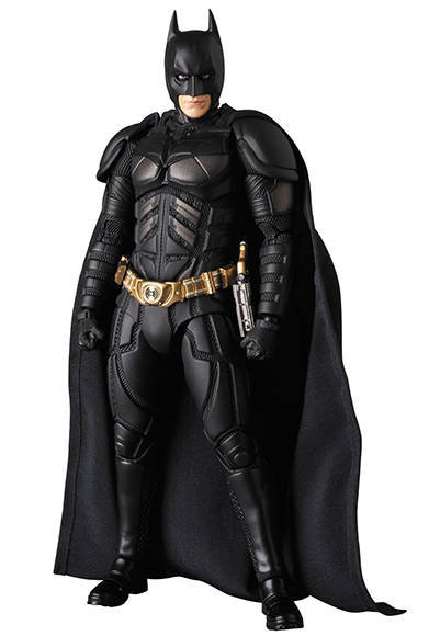 MAFEX BATMAN Ver.3.0 「ダークナイト ライジング」より、バットマンが登場。全高約160mm。各種手首パーツ、グラップネルガン、ボムガン、E.M.P.ブラスター、バットラング、可動式フィギュアスタンド付き。頭部原型製作/島崎恭一。パーツ原型製作/PERFECT-STUDIO。衣装製作/のだゆみこ(創ing)。6800円(税別)。2018年3月発売予定。<br />※監修中のサンプルを撮影しているため、発売商品とは一部異なる場合があります。<br />BATMAN BEGINS, THE DARK KNIGHT, THE DARK KNIGHT RISES and all related characters and elements © & ™ DC Comics and Warner Bros. Entertainment Inc. (s17)