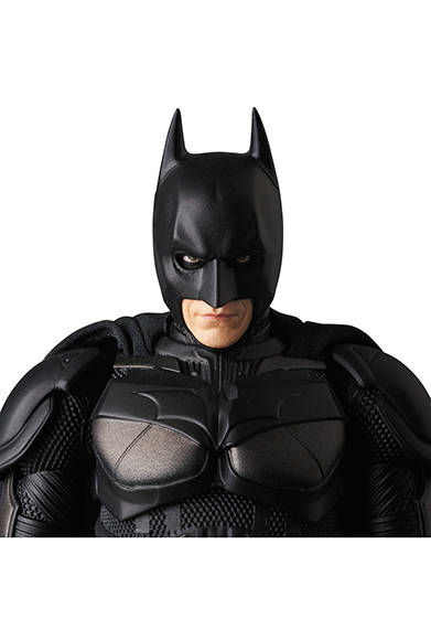 MAFEX BATMAN Ver.3.0 「ダークナイト ライジング」より、バットマンが登場。全高約160mm。各種手首パーツ、グラップネルガン、ボムガン、E.M.P.ブラスター、バットラング、可動式フィギュアスタンド付き。頭部原型製作/島崎恭一。パーツ原型製作/PERFECT-STUDIO。衣装製作/のだゆみこ(創ing)。6800円(税別)。2018年3月発売予定。<br />※監修中のサンプルを撮影しているため、発売商品とは一部異なる場合があります。<br />BATMAN BEGINS, THE DARK KNIGHT, THE DARK KNIGHT RISES and all related characters and elements © & ™ DC Comics and Warner Bros. Entertainment Inc. (s17)