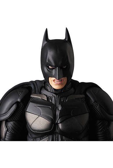 MAFEX BATMAN Ver.3.0 「ダークナイト ライジング」より、バットマンが登場。全高約160mm。各種手首パーツ、グラップネルガン、ボムガン、E.M.P.ブラスター、バットラング、可動式フィギュアスタンド付き。頭部原型製作/島崎恭一。パーツ原型製作/PERFECT-STUDIO。衣装製作/のだゆみこ(創ing)。6800円(税別)。2018年3月発売予定。<br />※監修中のサンプルを撮影しているため、発売商品とは一部異なる場合があります。<br />BATMAN BEGINS, THE DARK KNIGHT, THE DARK KNIGHT RISES and all related characters and elements © & ™ DC Comics and Warner Bros. Entertainment Inc. (s17)