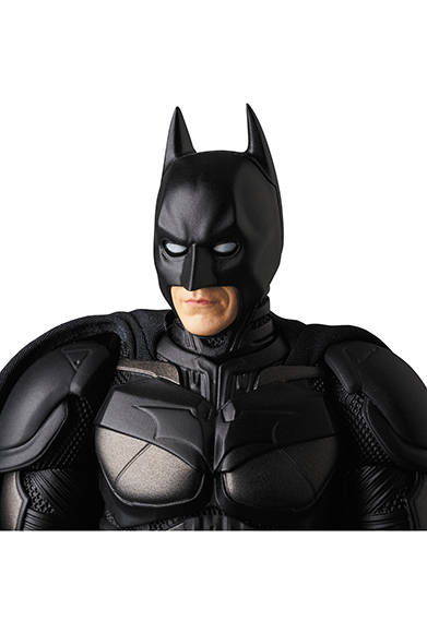 MAFEX BATMAN Ver.3.0 「ダークナイト ライジング」より、バットマンが登場。全高約160mm。各種手首パーツ、グラップネルガン、ボムガン、E.M.P.ブラスター、バットラング、可動式フィギュアスタンド付き。頭部原型製作/島崎恭一。パーツ原型製作/PERFECT-STUDIO。衣装製作/のだゆみこ(創ing)。6800円(税別)。2018年3月発売予定。<br />※監修中のサンプルを撮影しているため、発売商品とは一部異なる場合があります。<br />BATMAN BEGINS, THE DARK KNIGHT, THE DARK KNIGHT RISES and all related characters and elements © & ™ DC Comics and Warner Bros. Entertainment Inc. (s17)
