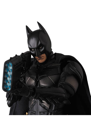 MAFEX BATMAN Ver.3.0 「ダークナイト ライジング」より、バットマンが登場。全高約160mm。各種手首パーツ、グラップネルガン、ボムガン、E.M.P.ブラスター、バットラング、可動式フィギュアスタンド付き。頭部原型製作/島崎恭一。パーツ原型製作/PERFECT-STUDIO。衣装製作/のだゆみこ(創ing)。6800円(税別)。2018年3月発売予定。<br />※監修中のサンプルを撮影しているため、発売商品とは一部異なる場合があります。<br />BATMAN BEGINS, THE DARK KNIGHT, THE DARK KNIGHT RISES and all related characters and elements © & ™ DC Comics and Warner Bros. Entertainment Inc. (s17)