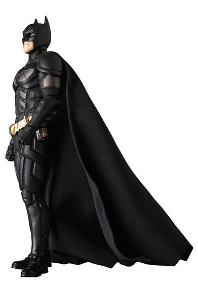 MAFEX BATMAN Ver.3.0 「ダークナイト ライジング」より、バットマンが登場。全高約160mm。各種手首パーツ、グラップネルガン、ボムガン、E.M.P.ブラスター、バットラング、可動式フィギュアスタンド付き。頭部原型製作/島崎恭一。パーツ原型製作/PERFECT-STUDIO。衣装製作/のだゆみこ(創ing)。6800円(税別)。2018年3月発売予定。<br />※監修中のサンプルを撮影しているため、発売商品とは一部異なる場合があります。<br />BATMAN BEGINS, THE DARK KNIGHT, THE DARK KNIGHT RISES and all related characters and elements © & ™ DC Comics and Warner Bros. Entertainment Inc. (s17)