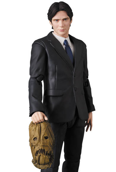 MAFEX◎SCARECROW 「バットマン ビギンズ」より、「スケアクロウ」が登場。素顔の頭部パーツ、各種手首パーツ、着脱後のマスク、ライター、別売のMAFEXバットマンをDEMON BATMANに組み換えられるボーナスパーツ、可動式フィギュアスタンドが付属。全高約160mm。頭部原型製作/島崎恭一。パーツ原型製作/PERFECT-STUDIO。6800円(税別)。2018年5月発売予定。<br />※監修中のサンプルを撮影しているため、発売商品とは一部異なる場合があります。<br />BATMAN BEGINS and all related characters and elements © & ™ DC Comics and Warner Bros. Entertainment Inc. (s17)