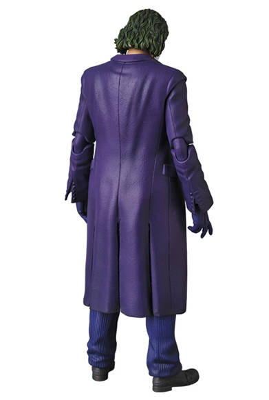 MAFEX JOKER Ver.2.0 「ダークナイト」より、ジョーカーのアップグレード版が登場。全高約160mm。各種手首パーツ、ロケットランチャー、マシンガン、ピストル、ナイフ、トランプ、可動式フィギュアスタンド付き。頭部原型製作/島崎恭一。パーツ原型製作/PERFECT-STUDIO。2018年1月発売予定・6800円(税別)。<br />※監修中のサンプルを撮影しているため、発売商品とは一部異なる場合があります。<br />THE DARK KNIGHT and all related characters and elements © & ™ DC Comics and Warner Bros. Entertainment Inc. (s17)