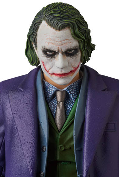 MAFEX JOKER Ver.2.0 「ダークナイト」より、ジョーカーのアップグレード版が登場。全高約160mm。各種手首パーツ、ロケットランチャー、マシンガン、ピストル、ナイフ、トランプ、可動式フィギュアスタンド付き。頭部原型製作/島崎恭一。パーツ原型製作/PERFECT-STUDIO。2018年1月発売予定・6800円(税別)。<br />※監修中のサンプルを撮影しているため、発売商品とは一部異なる場合があります。<br />THE DARK KNIGHT and all related characters and elements © & ™ DC Comics and Warner Bros. Entertainment Inc. (s17)