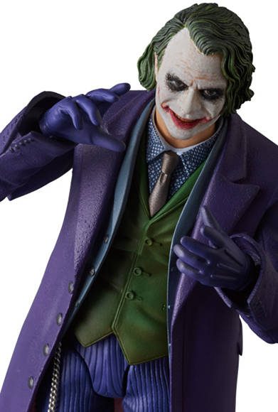 MAFEX JOKER Ver.2.0 「ダークナイト」より、ジョーカーのアップグレード版が登場。全高約160mm。各種手首パーツ、ロケットランチャー、マシンガン、ピストル、ナイフ、トランプ、可動式フィギュアスタンド付き。頭部原型製作/島崎恭一。パーツ原型製作/PERFECT-STUDIO。2018年1月発売予定・6800円(税別)。<br />※監修中のサンプルを撮影しているため、発売商品とは一部異なる場合があります。<br />THE DARK KNIGHT and all related characters and elements © & ™ DC Comics and Warner Bros. Entertainment Inc. (s17)