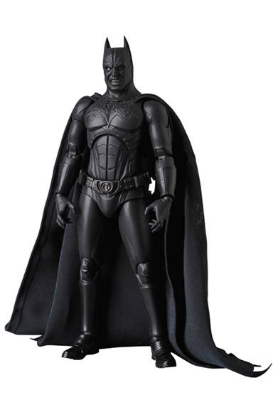 MAFEX◎SCARECROW 「バットマン ビギンズ」より、「スケアクロウ」が登場。素顔の頭部パーツ、各種手首パーツ、着脱後のマスク、ライター、別売のMAFEXバットマンをDEMON BATMANに組み換えられるボーナスパーツ、可動式フィギュアスタンドが付属。全高約160mm。頭部原型製作/島崎恭一。パーツ原型製作/PERFECT-STUDIO。6800円(税別)。2018年5月発売予定。<br />※監修中のサンプルを撮影しているため、発売商品とは一部異なる場合があります。<br />BATMAN BEGINS and all related characters and elements © & ™ DC Comics and Warner Bros. Entertainment Inc. (s17)