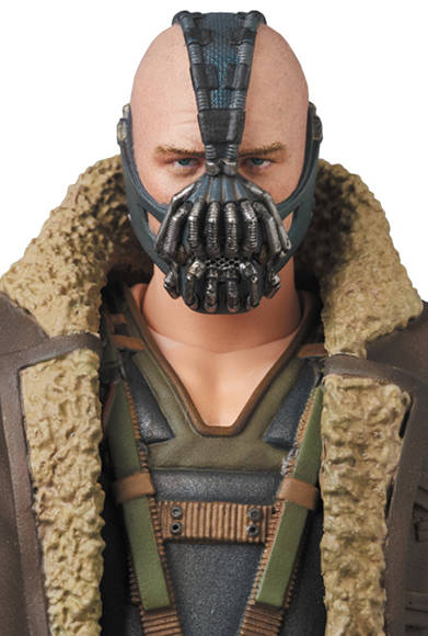 MAFEX BANE 「ダークナイト ライジング」より、宿敵ベインが登場。全高約160mm。パーツ差し替えでコートを脱いだ状態を再現可能。各種手首パーツ、はぎ取られたバットマンのマスク、可動式フィギュアスタンド付き。頭部原型製作/島崎恭一。パーツ原型製作/PERFECT-STUDIO。6800円(税別)。2018年2月発売予定。<br />THE DARK KNIGHT RISES and all related characters and elements © & ™ DC Comics and Warner Bros. Entertainment Inc. (s17)