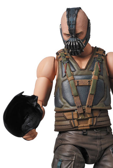 MAFEX BANE 「ダークナイト ライジング」より、宿敵ベインが登場。全高約160mm。パーツ差し替えでコートを脱いだ状態を再現可能。各種手首パーツ、はぎ取られたバットマンのマスク、可動式フィギュアスタンド付き。頭部原型製作/島崎恭一。パーツ原型製作/PERFECT-STUDIO。6800円(税別)。2018年2月発売予定。<br />THE DARK KNIGHT RISES and all related characters and elements © & ™ DC Comics and Warner Bros. Entertainment Inc. (s17)
