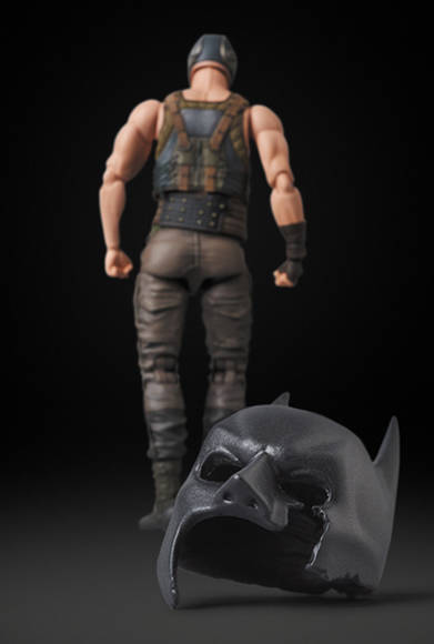 MAFEX BANE 「ダークナイト ライジング」より、宿敵ベインが登場。全高約160mm。パーツ差し替えでコートを脱いだ状態を再現可能。各種手首パーツ、はぎ取られたバットマンのマスク、可動式フィギュアスタンド付き。頭部原型製作/島崎恭一。パーツ原型製作/PERFECT-STUDIO。6800円(税別)。2018年2月発売予定。<br />THE DARK KNIGHT RISES and all related characters and elements © & ™ DC Comics and Warner Bros. Entertainment Inc. (s17)