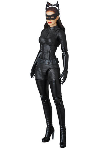 MAFEX SELINA KYLE Ver.2.0 「ダークナイト ライジング」より、セリーナ・カイル=“キャットウーマン”のアップグレード版が登場。全高約160mm。各種手首パーツ、暗視ゴーグル、ピストル、バットラング、バットマンのマスク、可動式フィギュアスタンド付き。頭部原型製作/島崎恭一。パーツ原型製作/PERFECT-STUDIO。6800円(税別)。2017年12月発売予定。<br />※監修中のサンプルを撮影しているため、発売商品とは一部異なる場合があります。<br />THE DARK KNIGHT RISES and all related characters and elements © & ™ DC Comics and Warner Bros. Entertainment Inc.(s17)