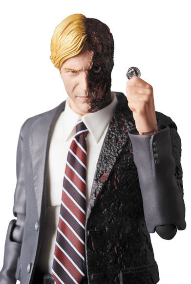 MAFEX HARVEY DENT 「ダークナイト」より、ハービー・デントが登場。パーツ差し替えでトゥーフェイスになった姿を再現可能。全高約160mm。各種手首パーツ、ピストル、バッジ、コイン、可動式フィギュアスタンド付き。頭部原型制作/島崎恭一。パーツ原型製作/PERFECT-STUDIO。6800円(税別)。2018年4月発売予定。<br />※監修中のサンプルを撮影しているため、発売商品とは一部異なる場合があります。<br />THE DARK KNIGHT and all related characters and elements © & ™ DC Comics and Warner Bros. Entertainment Inc. (s17)