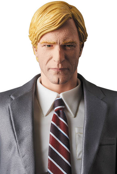 MAFEX HARVEY DENT 「ダークナイト」より、ハービー・デントが登場。パーツ差し替えでトゥーフェイスになった姿を再現可能。全高約160mm。各種手首パーツ、ピストル、バッジ、コイン、可動式フィギュアスタンド付き。頭部原型制作/島崎恭一。パーツ原型製作/PERFECT-STUDIO。6800円(税別)。2018年4月発売予定。<br />※監修中のサンプルを撮影しているため、発売商品とは一部異なる場合があります。<br />THE DARK KNIGHT and all related characters and elements © & ™ DC Comics and Warner Bros. Entertainment Inc. (s17)