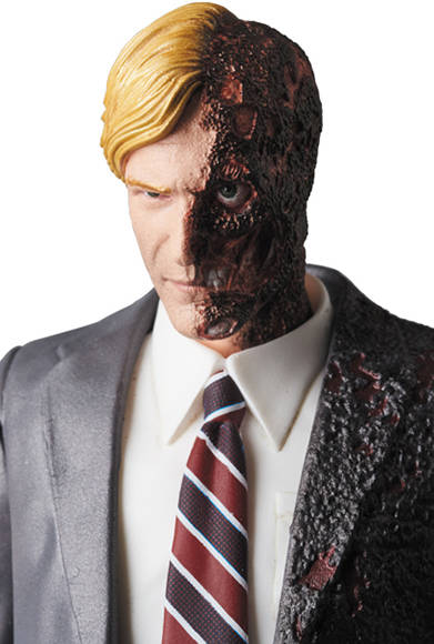 MAFEX HARVEY DENT 「ダークナイト」より、ハービー・デントが登場。パーツ差し替えでトゥーフェイスになった姿を再現可能。全高約160mm。各種手首パーツ、ピストル、バッジ、コイン、可動式フィギュアスタンド付き。頭部原型制作/島崎恭一。パーツ原型製作/PERFECT-STUDIO。6800円(税別)。2018年4月発売予定。<br />※監修中のサンプルを撮影しているため、発売商品とは一部異なる場合があります。<br />THE DARK KNIGHT and all related characters and elements © & ™ DC Comics and Warner Bros. Entertainment Inc. (s17)
