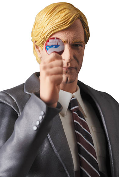 MAFEX HARVEY DENT 「ダークナイト」より、ハービー・デントが登場。パーツ差し替えでトゥーフェイスになった姿を再現可能。全高約160mm。各種手首パーツ、ピストル、バッジ、コイン、可動式フィギュアスタンド付き。頭部原型制作/島崎恭一。パーツ原型製作/PERFECT-STUDIO。6800円(税別)。2018年4月発売予定。<br />※監修中のサンプルを撮影しているため、発売商品とは一部異なる場合があります。<br />THE DARK KNIGHT and all related characters and elements © & ™ DC Comics and Warner Bros. Entertainment Inc. (s17)
