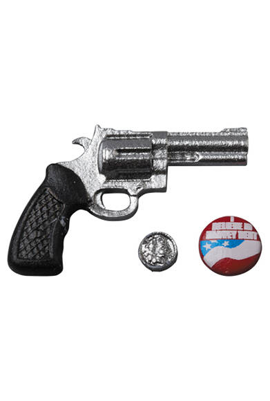 06_MAFEX-HARVEY-DENT_0069 「ダークナイト」より、ハービー・デントが登場。パーツ差し替えでトゥーフェイスになった姿を再現可能。全高約160mm。各種手首パーツ、ピストル、バッジ、コイン、可動式フィギュアスタンド付き。パーツ原型製作/PERFECT-STUDIO。6800円(税別)。2018年4月発売予定。<br />※監修中のサンプルを撮影しているため、発売商品とは一部異なる場合があります。<br />THE DARK KNIGHT and all related characters and elements © & ™ DC Comics and Warner Bros. Entertainment Inc. (s17)