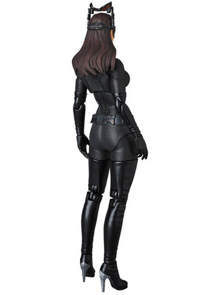 MAFEX SELINA KYLE Ver.2.0 「ダークナイト ライジング」より、セリーナ・カイル=“キャットウーマン”のアップグレード版が登場。全高約160mm。各種手首パーツ、暗視ゴーグル、ピストル、バットラング、バットマンのマスク、可動式フィギュアスタンド付き。頭部原型製作/島崎恭一。パーツ原型製作/PERFECT-STUDIO。6800円(税別)。2017年12月発売予定。<br />※監修中のサンプルを撮影しているため、発売商品とは一部異なる場合があります。<br />THE DARK KNIGHT RISES and all related characters and elements © & ™ DC Comics and Warner Bros. Entertainment Inc.(s17)